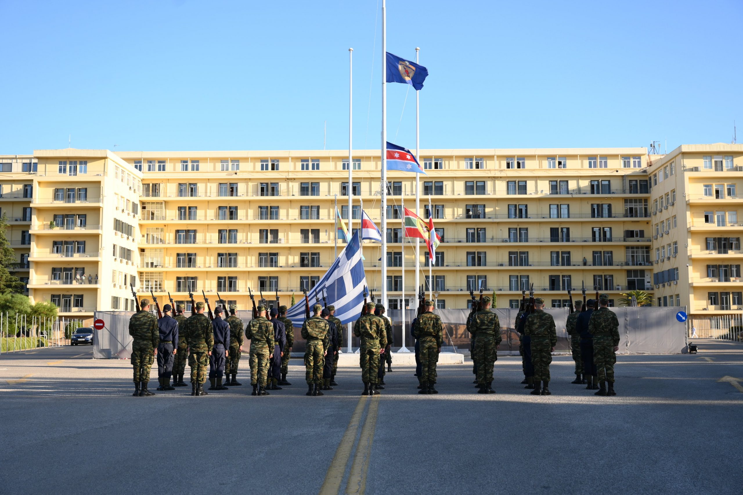 Μεσίστια η σημαία σήμερα στο Πεντάγωνο – Επιμνημόσυνη δέηση για τους δύο αξιωματικούς της Πολεμικής Αεροπορίας