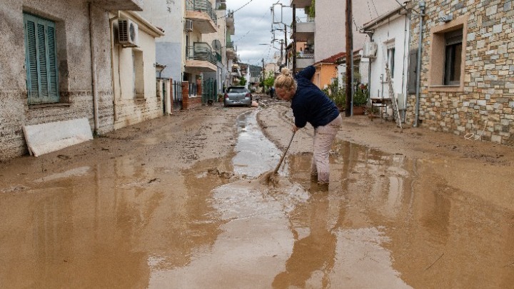 Ανεβαίνει συνεχώς η στάθμη των νερών της λίμνης Κάρλα – Προειδοποίηση από το 112