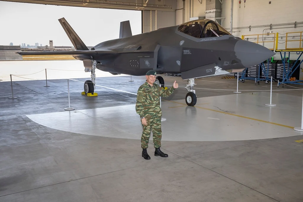 Στις εγκαταστάσεις της Lockheed Martin για τα F-35 ο αρχηγός ΓΕΕΘΑ