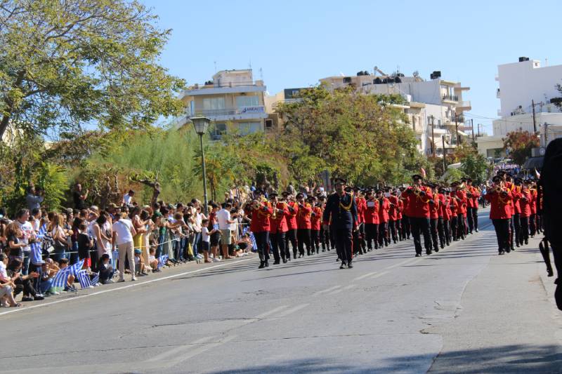 Μεγαλειώδης η παρέλαση της 28ης Οκτωβρίου στο Ηράκλειο Κρήτης