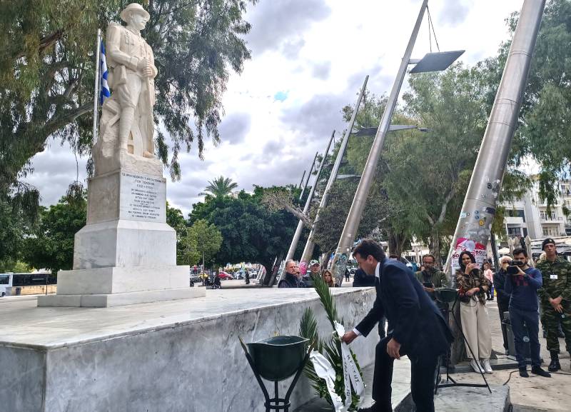 Με επιμνημόσυνη δέηση και κατάθεση στεφάνων τιμήθηκε στο Ηράκλειο η Hμέρα των Ενόπλων Δυνάμεων