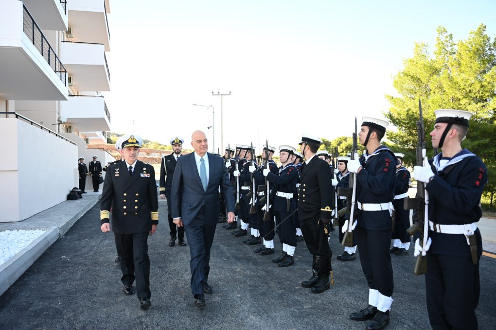 Ο Ν. Δένδιας στα εγκαίνια νεότευκτης πολυκατοικίας για τα στελέχη του Πολεμικού Ναυτικού στο Ναυτικό Οχυρό Σκαραμαγκά