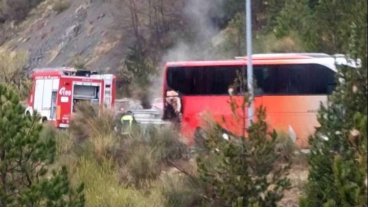 Κατασβέστηκε φωτιά σε λεωφορείο που μετέφερε μαθητές