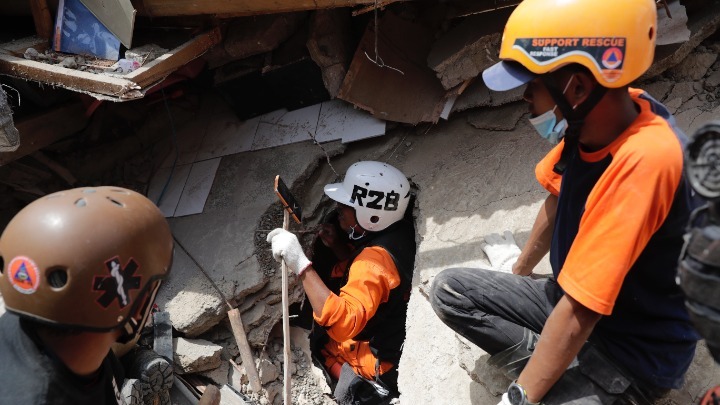 Στην Ινδονησία, αγοράκι 6 ετών ανασύρεται ζωντανό από τα συντρίμμια 2 ημέρες μετά τον σεισμό
