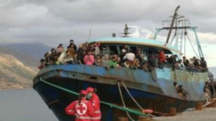 Σε 483 ανέρχονται οι μετανάστες που επέβαιναν σε σκάφος και διεσώθηκαν από το λιμενικό στη θαλάσσια περιοχή νότια της Παλαιοχώρας