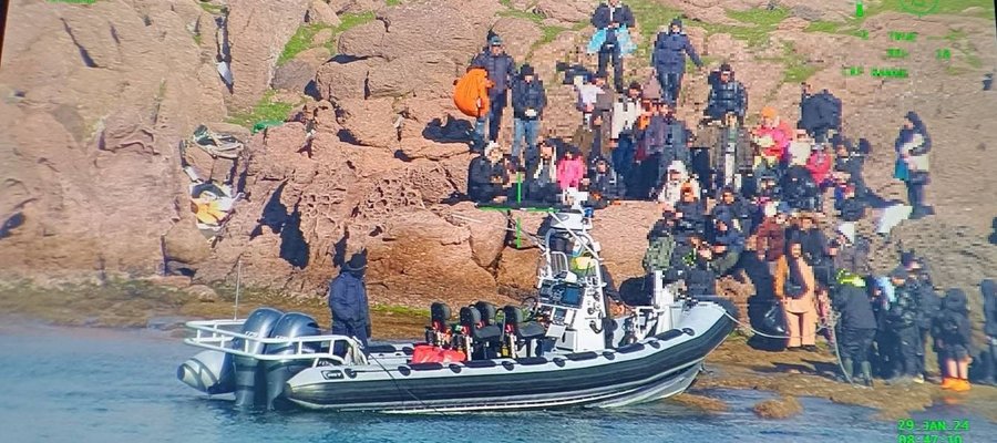 Απεγκλωβισμός 55 ατόμων από τη βραχονησίδα Μπαρμπαλιάς στη Λέσβο