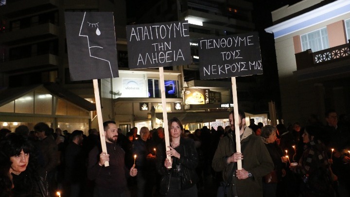 Ηράκλειο: Σιωπηρή διαμαρτυρία στην Πλατεία Ελευθερίας για τα θύματα στα Τέμπη