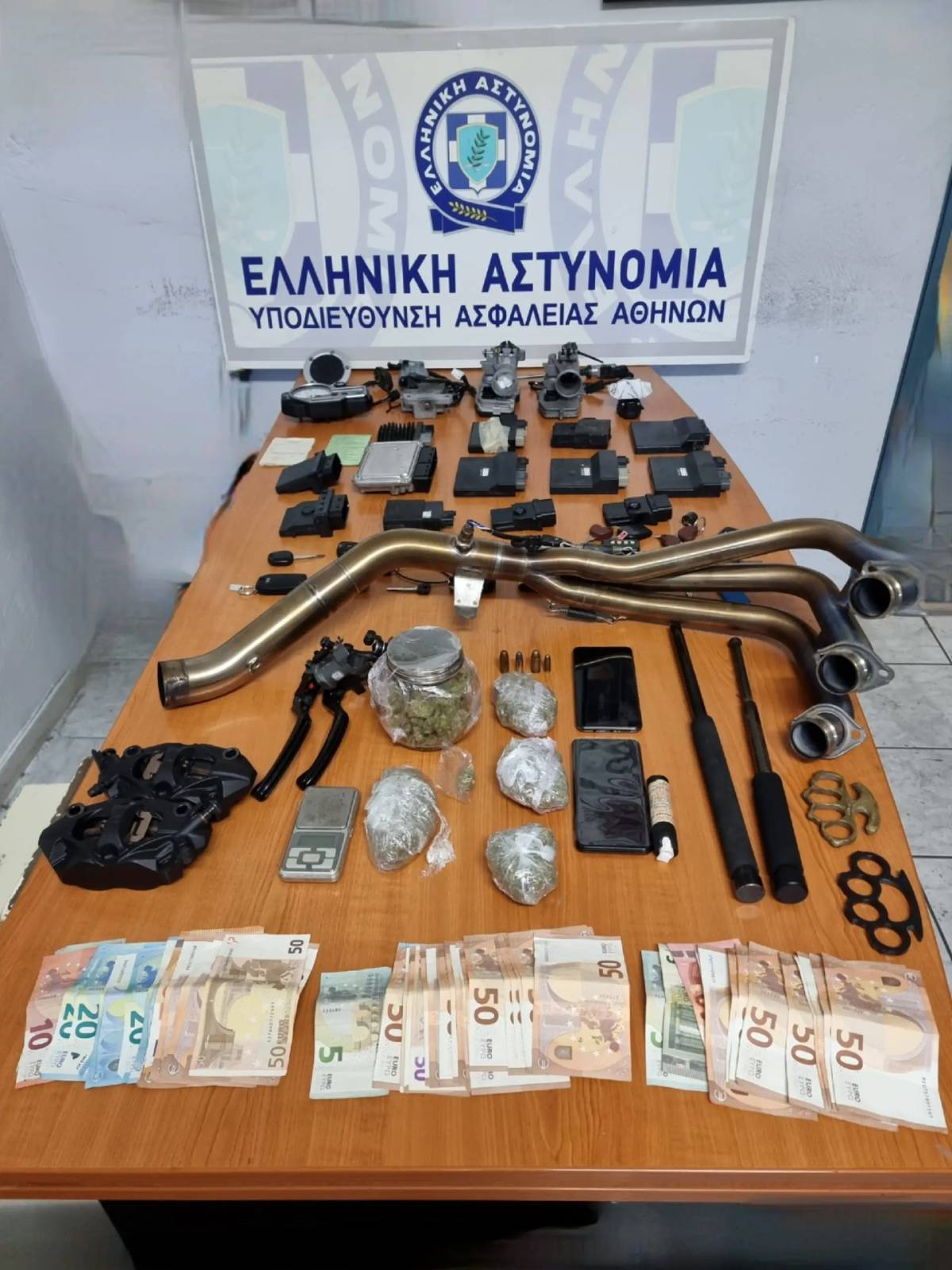 Έκλεβαν μοτοσυκλέτες και τις αποσυναρμολογούσαν