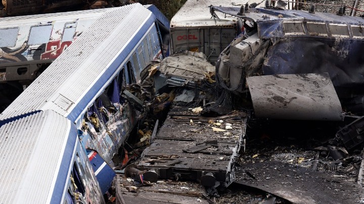 Στον εισαγγελέα Λάρισας η εποπτεία των ερευνών για το σιδηροδρομικό δυστύχημα, με εντολή Ντογιάκου