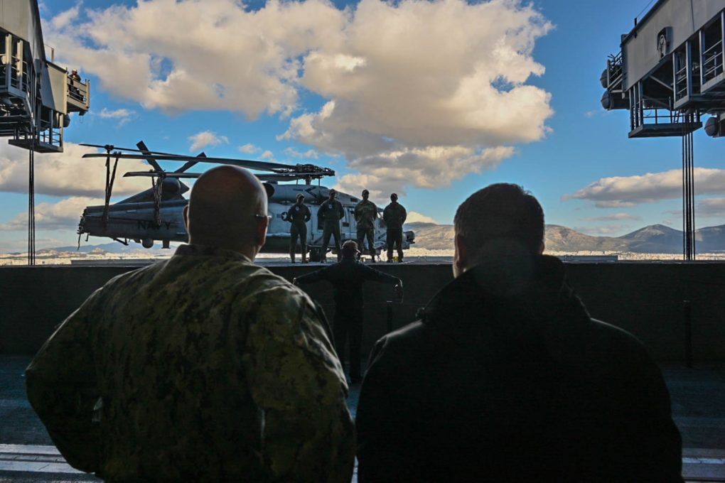 Ο ΥΦΕΘΑ Νικόλαος Χαρδαλιάς στο πυρηνοκίνητο Αεροπλανοφόρο USS George H.W. Bush, στο λιμάνι του Πειραιά