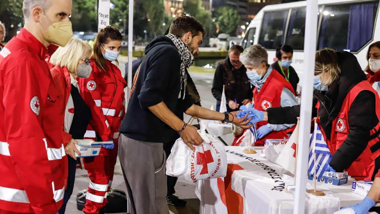 Ο Ελληνικός Ερυθρός Σταυρός στηρίζει τους αστέγους στο λιμάνι του Πειραιά (1/12)