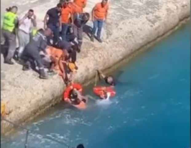 Γυναίκα επιβάτης πλοίου για την Τήνο έπεσε στη θάλασσα κατά την επιβίβαση-Την έσωσαν μέλος του πληρώματος και η Λιμενική Αρχή