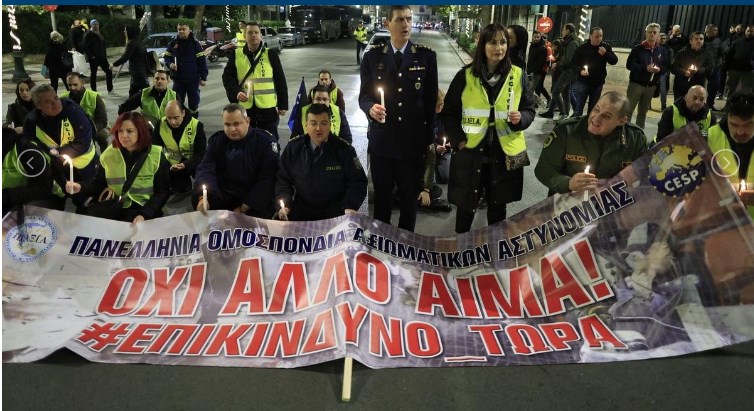 «Όχι άλλο αίμα»: Καθιστική διαμαρτυρία ένστολων έξω από τη Βουλή