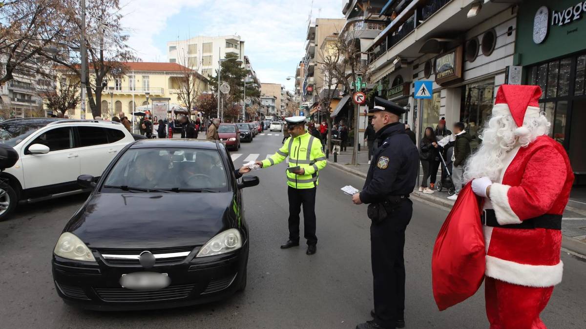 Ενημερωτικά φυλλάδια με συμβουλές οδικής ασφάλειας με τίτλο «Πόλη για όλους… είμαστε όλοι ένα» από αστυνομικούς του Τμήματος Τροχαίας Κοζάνης