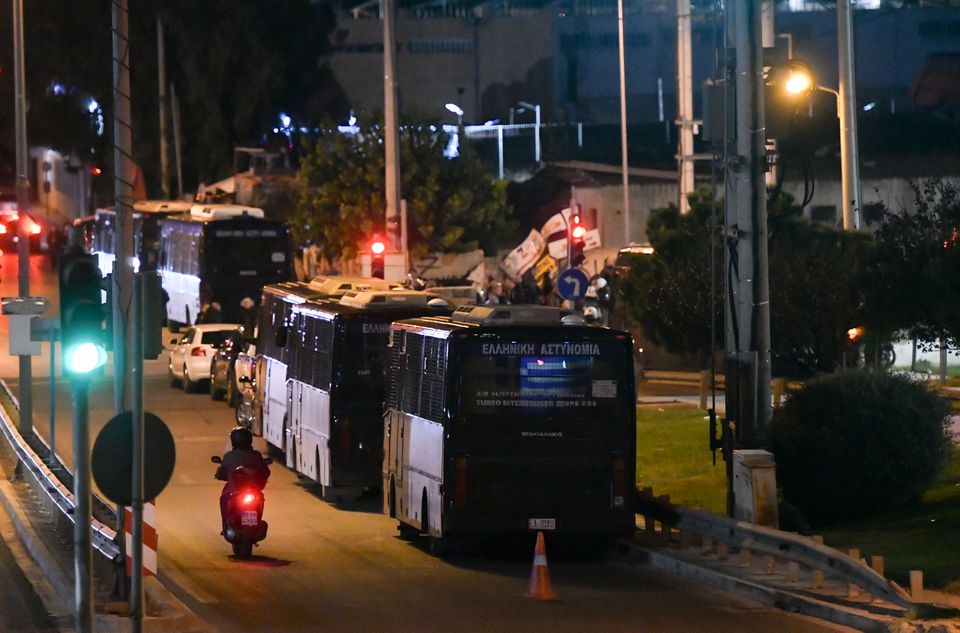 Επεισόδια στου Ρέντη: Σε ακρωτηριασμό αριστερού κάτω άκρου υπεβλήθη ο αστυνομικός