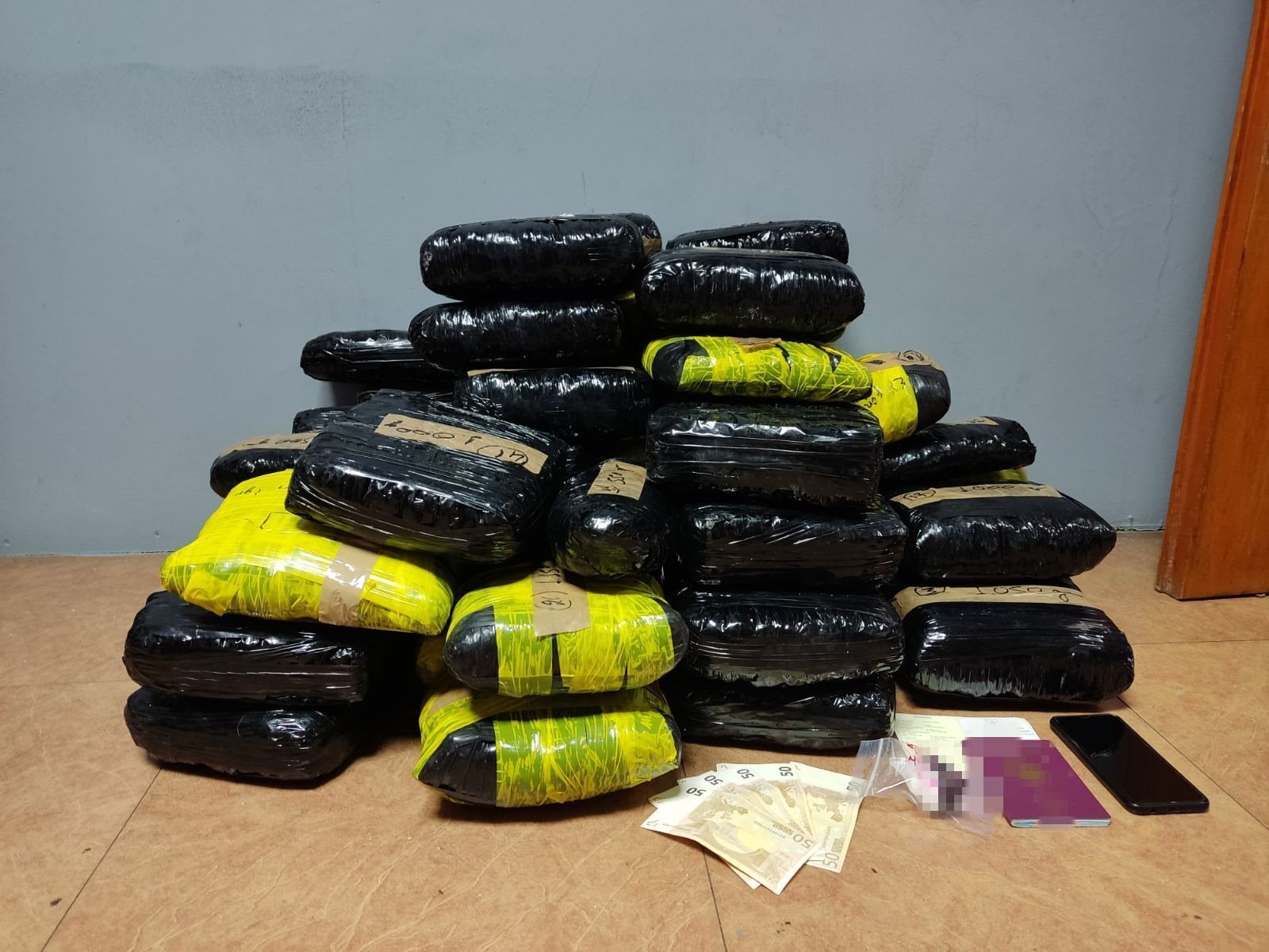 49 κιλά κάνναβης και 24,7 γραμμάρια κοκαΐνης σε κρύπτες αυτοκινήτου στα Ιωάννινα