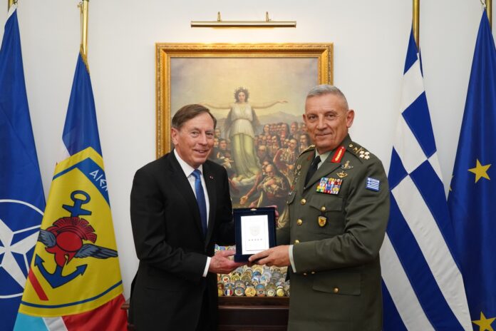 Συνάντηση του Αρχηγού ΓΕΕΘΑ με τον General David H. Petraeus (US Army, Ret.)