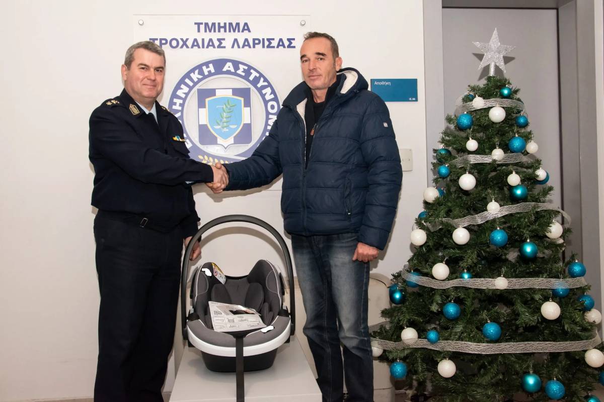Δώρο από τον Διοικητή του Τμ. Τροχαίας Λάρισας παιδικό κάθισμα στο πρώτο παιδί που γεννήθηκε στην πόλη το νέο έτος