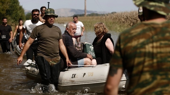 Κοντά στις 5.000 οι επιχειρήσεις απεγκλωβισμού κατοίκων από τις πλημμυρισμένες περιοχές