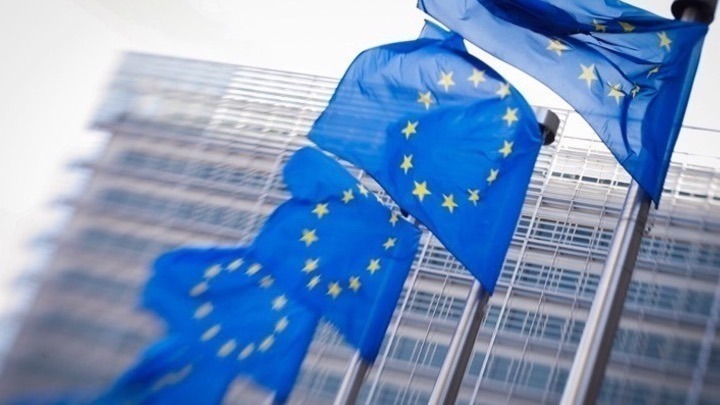 Προειδοποιεί με αυστηρές κυρώσεις η ΕΕ