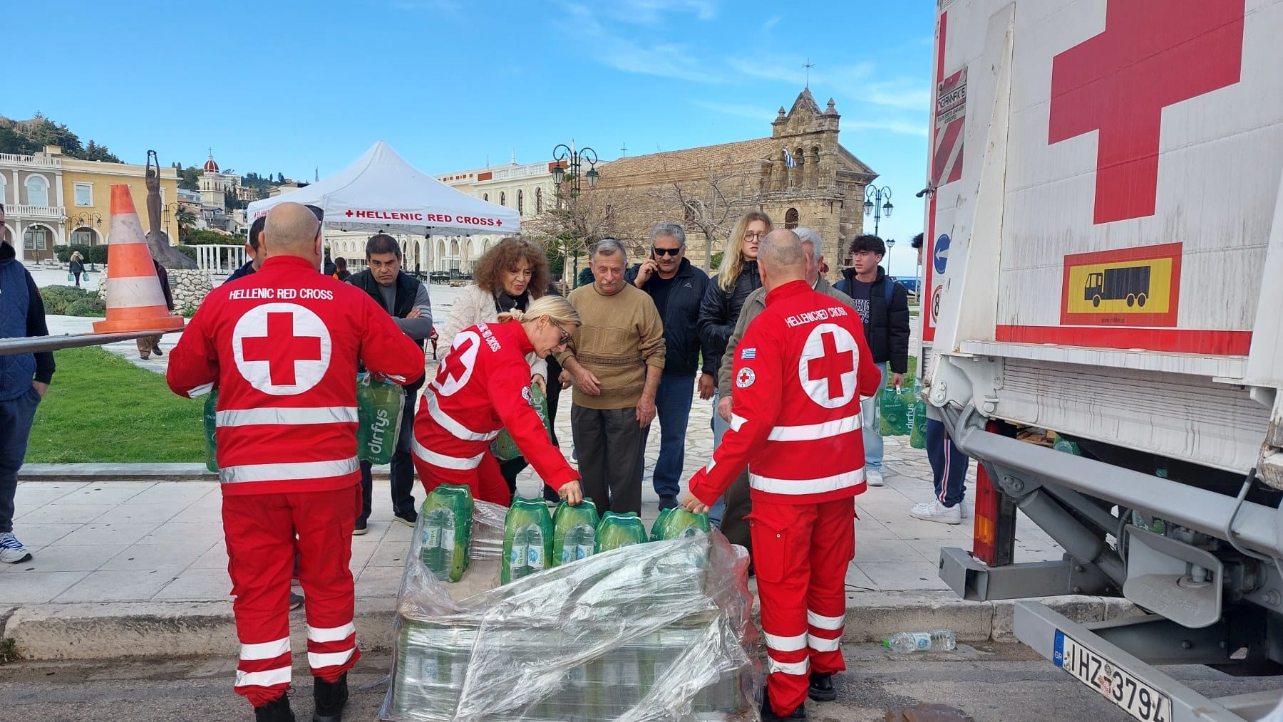 Ο Ε.Ε.Σ. διένειμε 10.000 εμφιαλωμένα μπουκάλια νερό στους πολίτες της Ζακύνθου