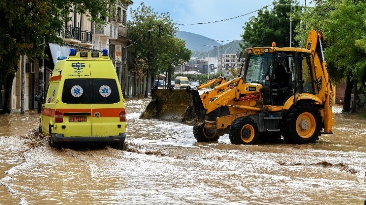 Μάχη με το χρόνο δίνουν κάτοικοι και συνεργεία στις πληγείσες περιοχές της ΠΕ Τρικάλων και Καρδίτσας