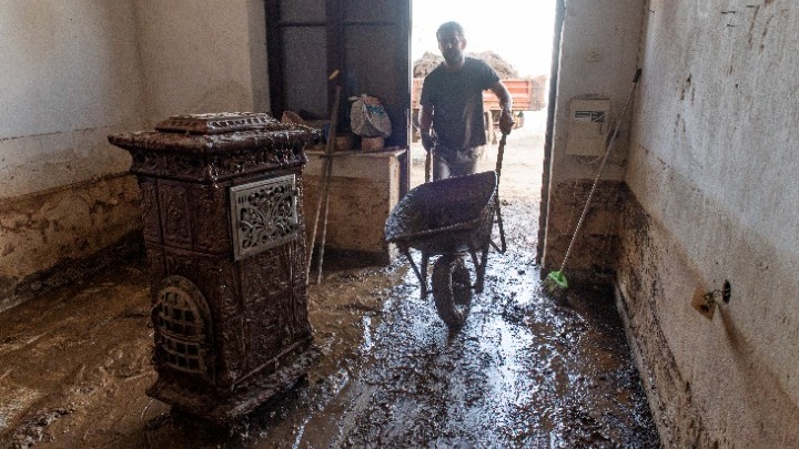 Μάχη με τη λάσπη και το χρόνο δίνουν οι κάτοικοι των πληγεισών περιοχών στα Τρίκαλα