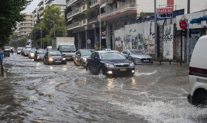 Θεσσαλονίκη: Καταιγίδα έπληξε το πολεοδομικό συγκρότημα- 500 κλήσεις δέχθηκε η Πυροσβεστική