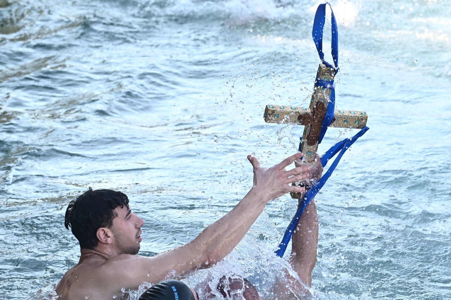 Με λαμπρότητα τα Θεοφάνια στον Πειραιά, προεξάρχοντος του Αρχιεπισκόπου Αθηνών και Πάσης Ελλάδος Ιερώνυμου