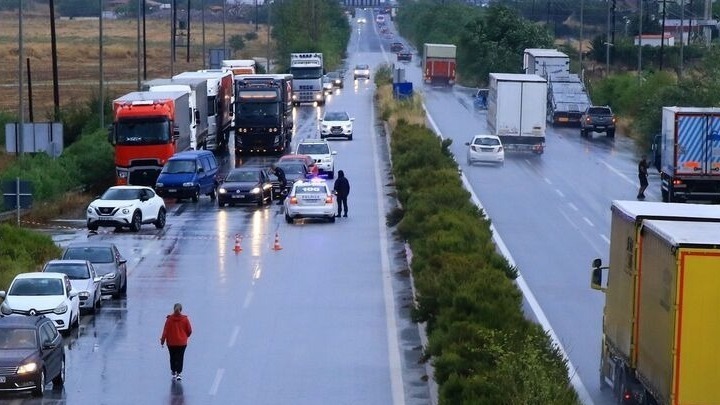 Κακοκαιρία: Διακοπή της κυκλοφορίας στην Αθηνών-Πατρών – Ακυρώσεις δρομολογίων ανακοίνωσε η Hellenic Train