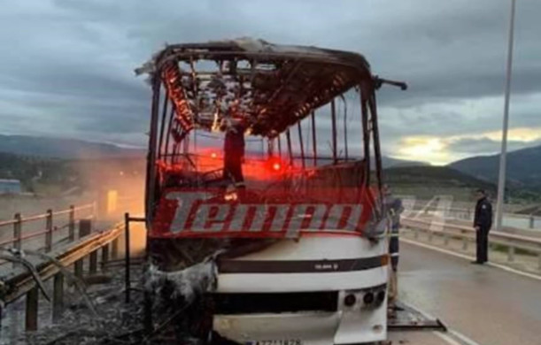 Αχαΐα – Τυλίχθηκε στις φλόγες σχολικό λεωφορείο λίγο πριν παραλάβει μαθητές