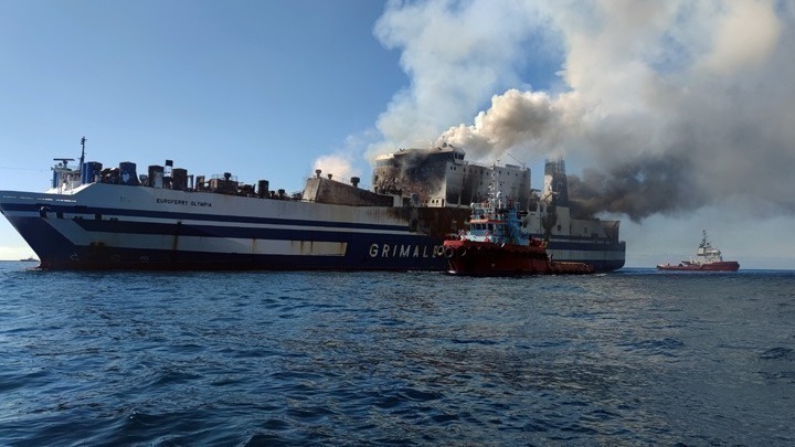 Αναζωπυρώθηκε η φωτιά στο Euroferry Olympia