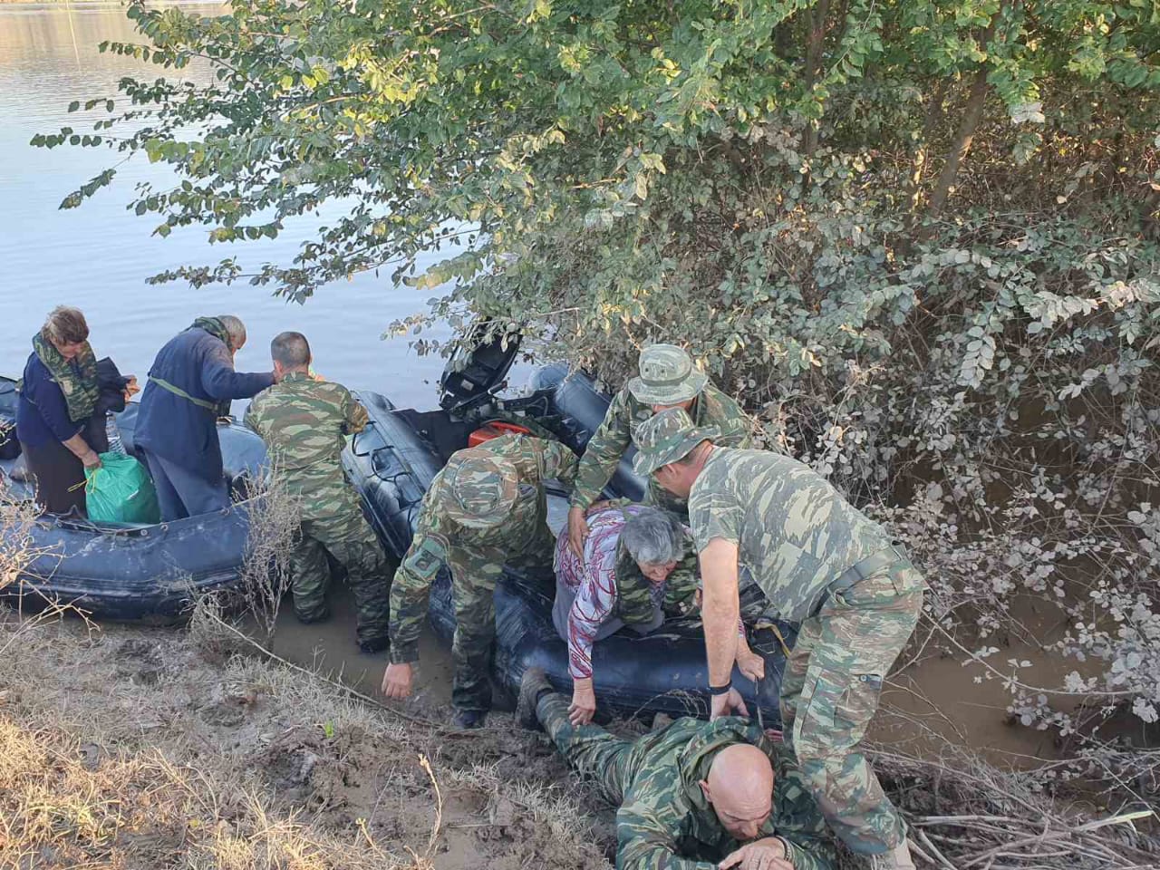 Αυτός είναι ο πεζοναύτης που έκανε το σώμα του γέφυρα για να περάσουν ηλικιωμένοι στη Θεσσαλία