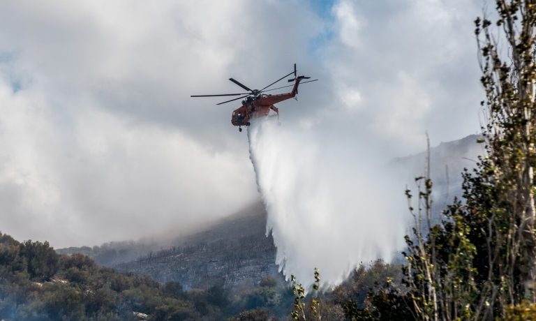 Μεγάλη φωτιά στα Ψαχνά Ευβοίας – Μήνυμα του 112 – Μαίνεται η πυρκαγιά στη Βοιωτία