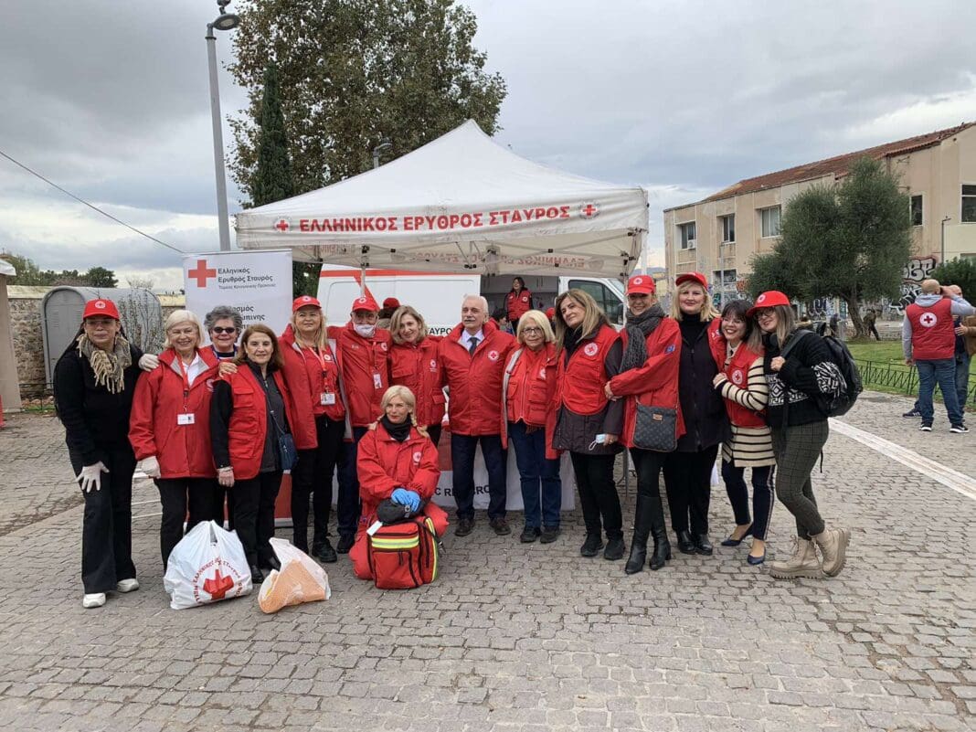 Ο Ελληνικός Ερυθρός Σταυρός ενίσχυσε τους αστέγους της Αθήνας ενόψει των εορτών