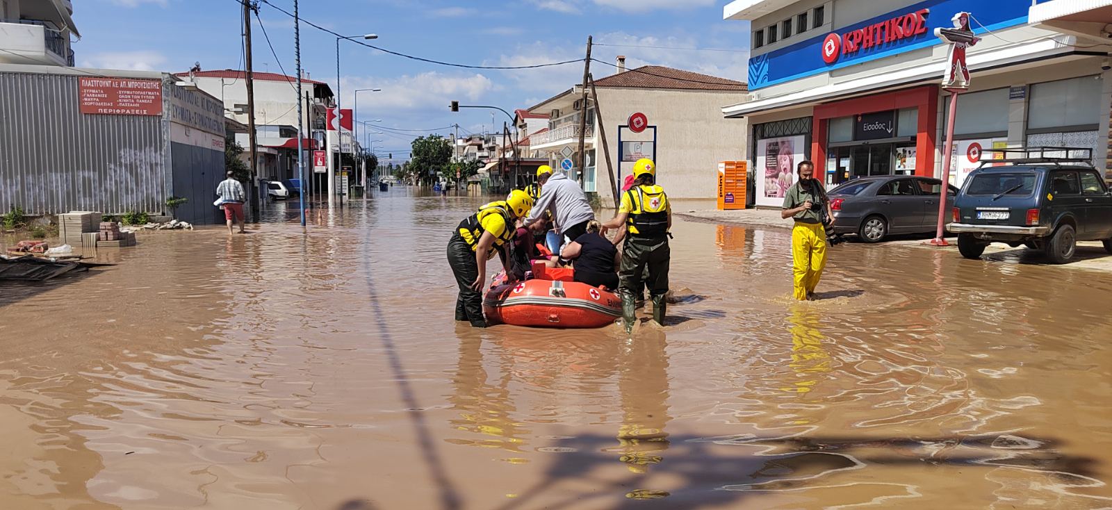 Ε.Ε.Σ: Δεκάδες απεγκλωβισμοί πολιτών στην Λάρισα –50.000 μπουκάλια εμφιαλωμένο νερό σε Βόλο και Λάρισα