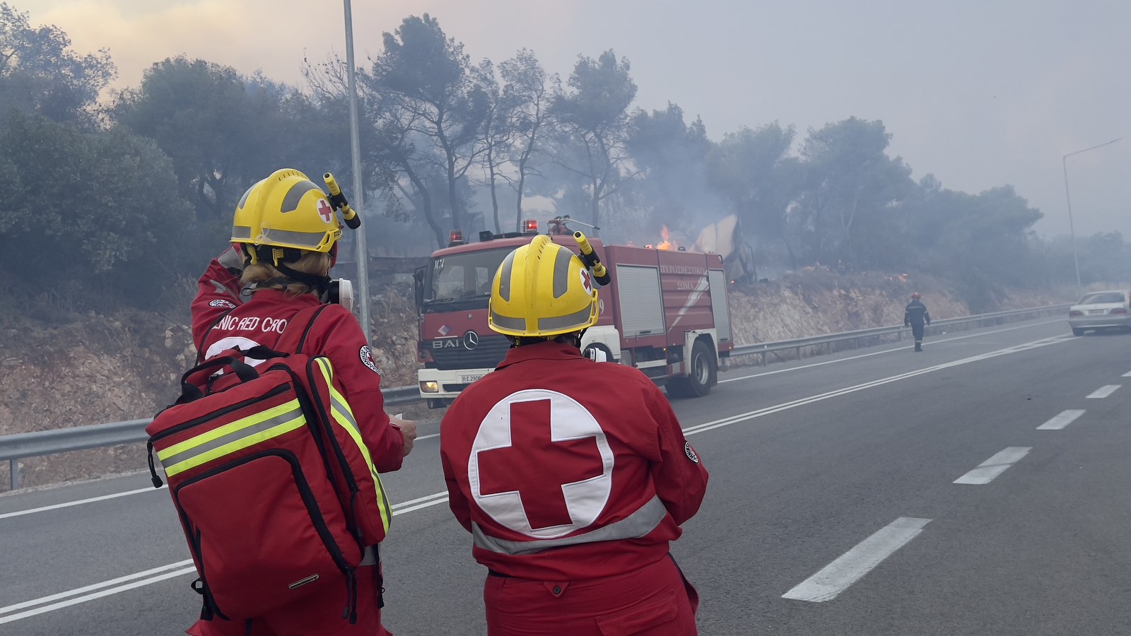 Ο Ελληνικός Ερυθρός Σταυρός παρέμεινε όλη την νύχτα στο πλευρό πυροσβεστών και πολιτών στις πυρόπληκτες περιοχές της Δυτικής Αττικής