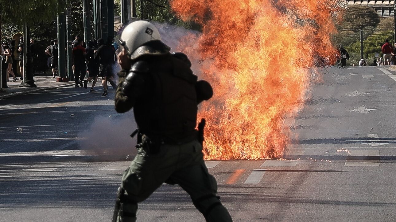 Επίθεση με μολότοφ σε διμοιρία των ΜΑΤ απέναντι από το ΑΠΘ