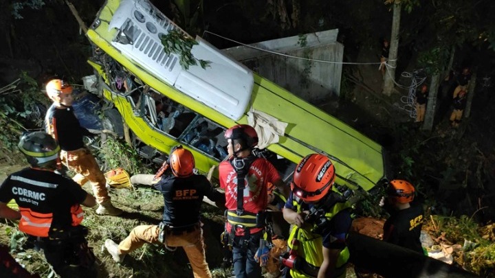 17 νεκροί από πτώση λεωφορείου σε χαράδρα στις Φιλιππίνες