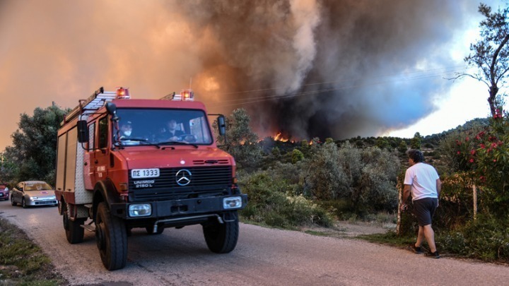 Ρόδος: Εκκενώνονται τρία χωριά και ένα ξενοδοχείο – Ανεξέλεγκτη η πυρκαγιά