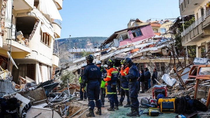 Να ανοικοδομήσει τις πληγείσες περιοχές δεσμεύτηκε ο Ερντογάν – 35.418 νεκροί στην Τουρκία, 5.814 στη Συρία