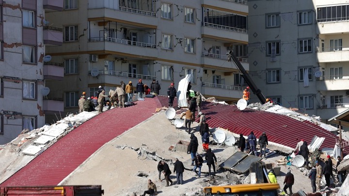 Πάνω από 15.000 οι νεκροί σε Τουρκία και Συρία από τον σεισμό