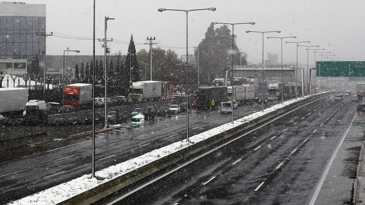 Ολονύχτια επιχείρηση του στρατού, δυνάμεων της Πυροσβεστικής και της αστυνομίας για τον απεγκλωβισμό των οδηγών από τους δρόμους