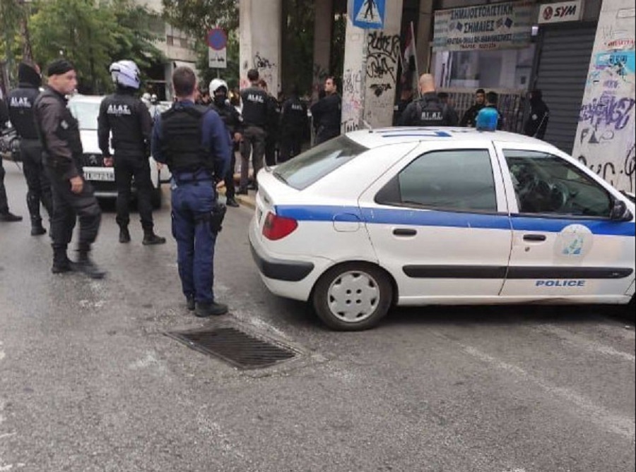 Αυτοκίνητο εμβόλισε περιπολικό στο κέντρο της Αθήνας – Έπεσαν πυροβολισμοί