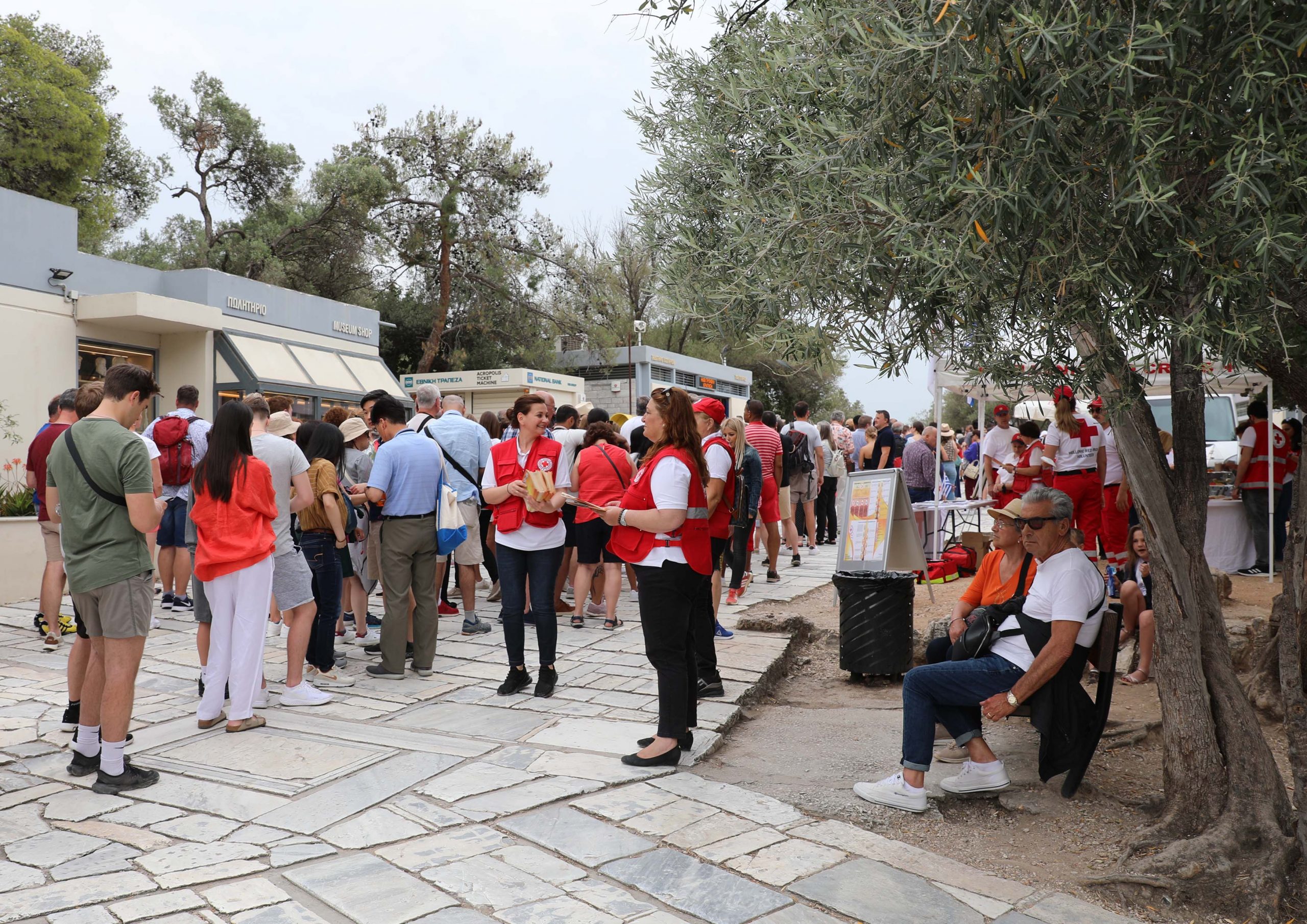 Ο Ε.Ε.Σ. διοργάνωσε με τεράστια επιτυχία δράση ενημέρωσης για την αντιμετώπιση των υψηλών θερμοκρασιών στην Ακρόπολη