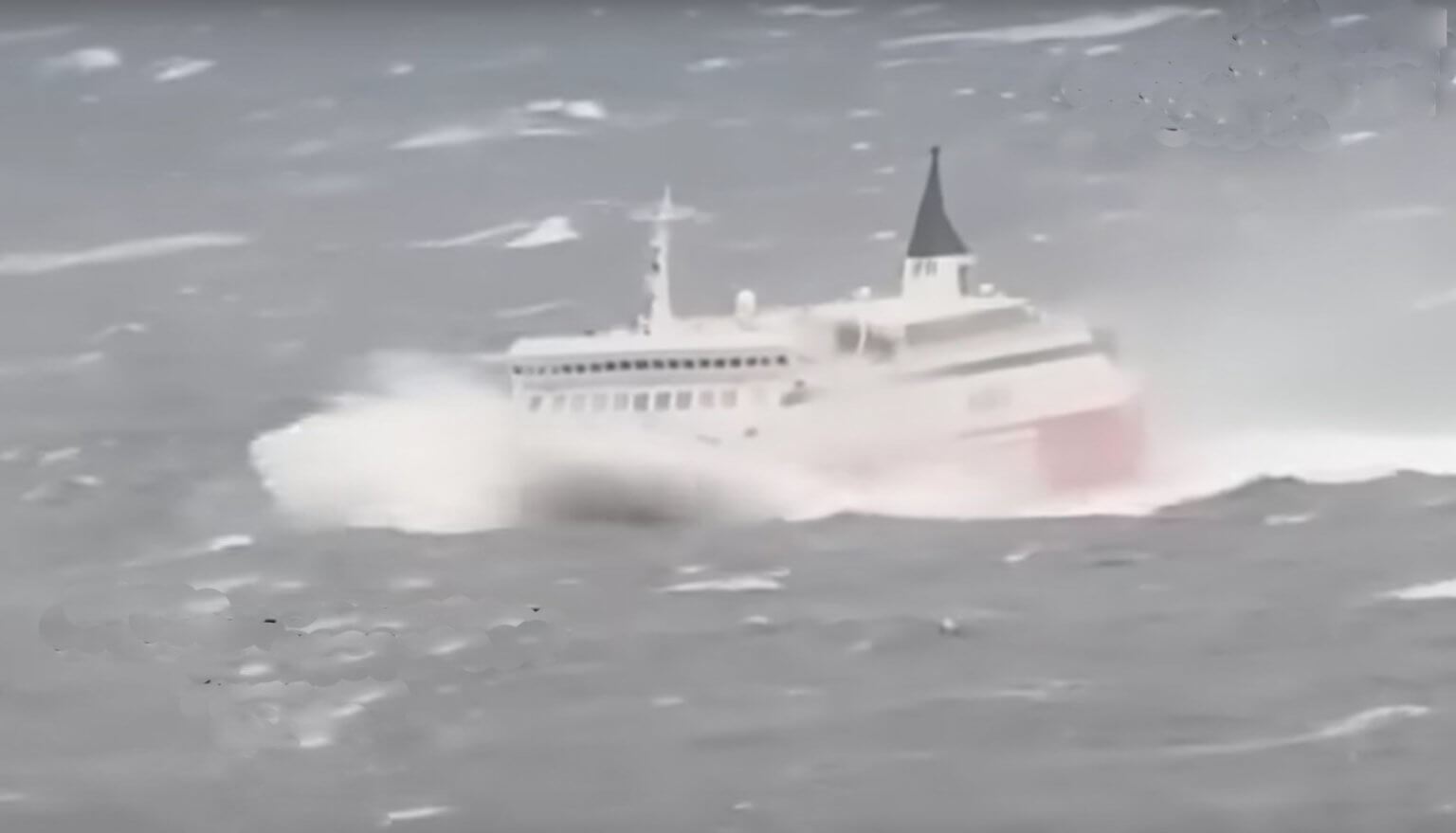 «Μάχη» με τα κύματα έδωσε το επιβατηγό πλοίο Fast Ferries Andros (βίντεο)