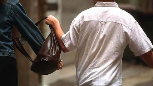 Συμβουλές για περίπτωση αρπαγής τσάντας από την Ελληνική Αστυνομία