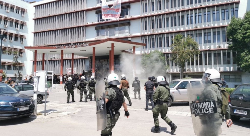 Επίθεση με πέτρες εναντίον αστυνομικών στο ΑΠΘ