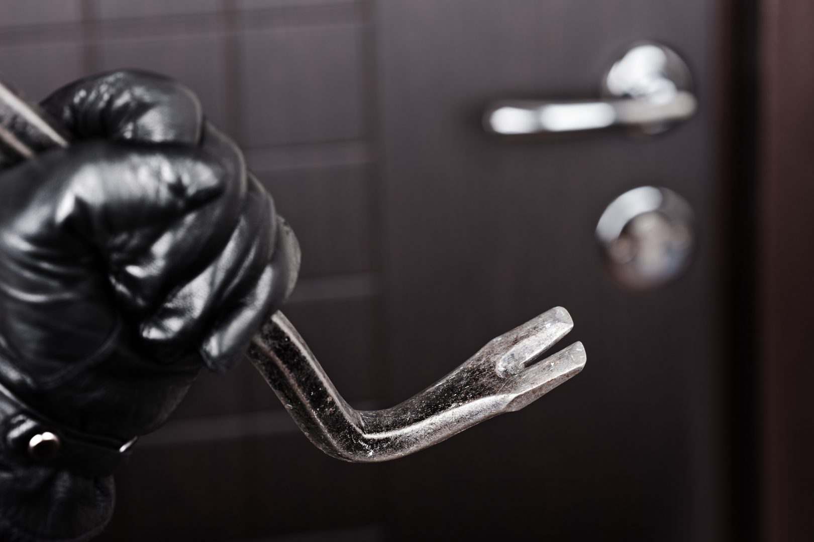 Πως οι διαρρήκτες μπορούν να παραβιάσουν την κλειδαριά σε μια πόρτα ακόμα και εάν είναι ασφαλείας