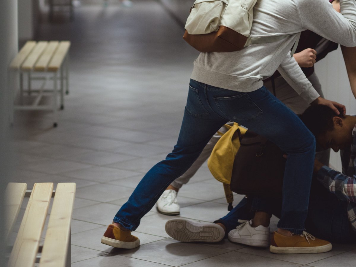 Η ψυχολογία της ομάδας και η κουλτούρα του ανταγωνισμού πίσω από τη βία μεταξύ ανηλίκων